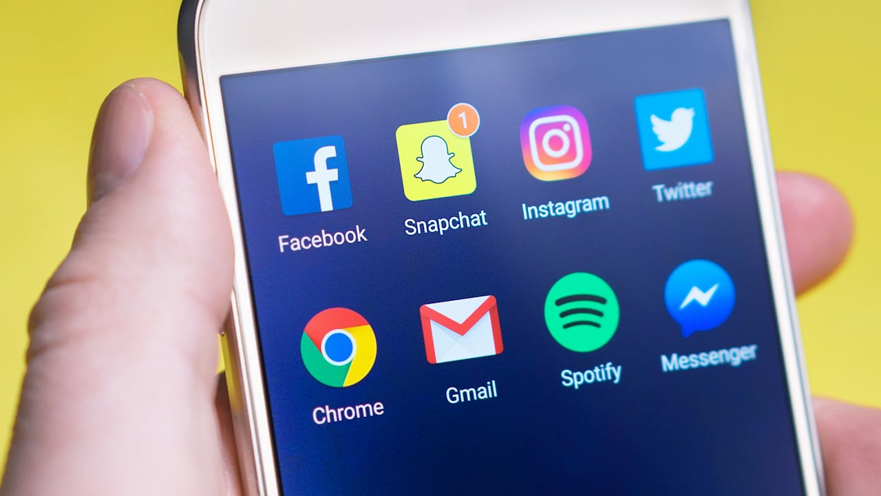 pantalla de celular mostrando iconos de redes sociales