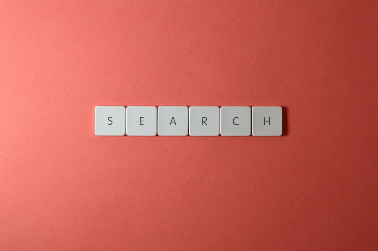 seis fichas con una letra que escriben search